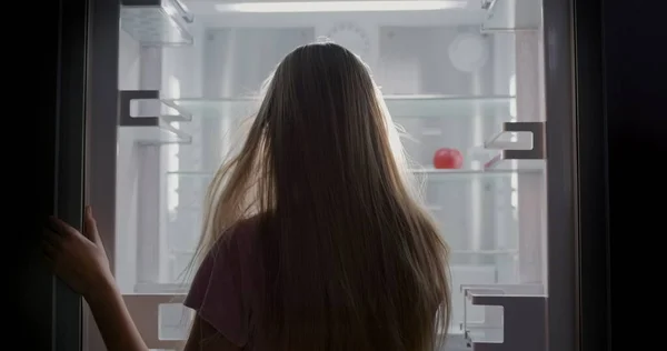 Ein Junges Mädchen Blickt Einen Leeren Kühlschrank Dem Ein Roter — Stockfoto