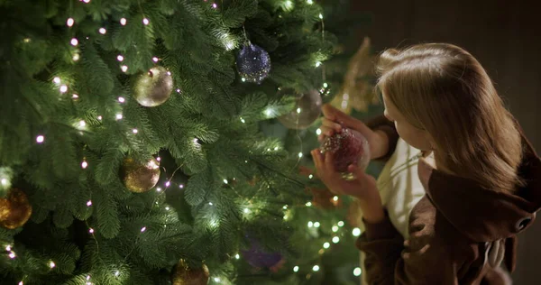 Uma Criança Pendura Brinquedo Galho Uma Bela Árvore Natal Vista — Fotografia de Stock