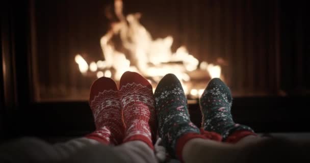 两条腿穿上温暖的新年袜子在壁炉边取暖 慢动作视频 — 图库视频影像