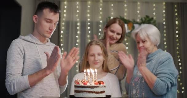 Geburtstagskind Bläst Familienkreis Die Kerzen Auf Der Torte Aus — Stockvideo