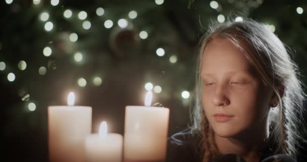 Девушка Смотрит Горящие Свечи Заднем Плане Красивая Елка Детские Мечты — стоковое видео