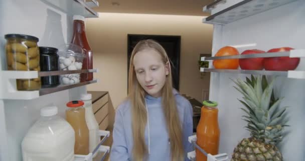Barnet Öppnar Kylskåpet Och Dricker Mjölk Ett Glas Snack Språng — Stockvideo