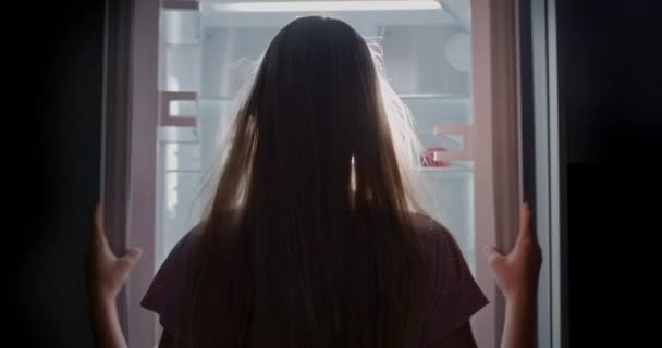 一个小女孩从一个空冰箱里拿出一个红苹果 适当的营养和饮食概念 — 图库视频影像