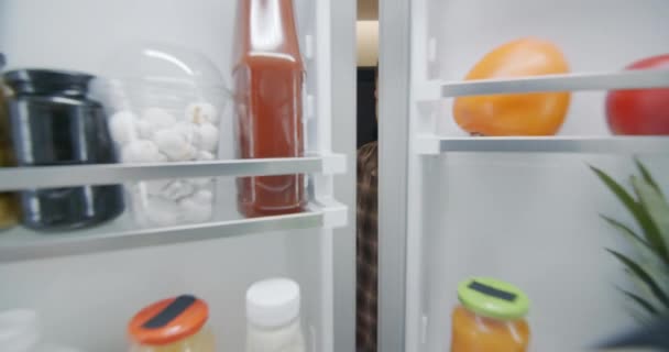Adolescentes Hambrientos Miran Dentro Del Refrigerador — Vídeo de stock