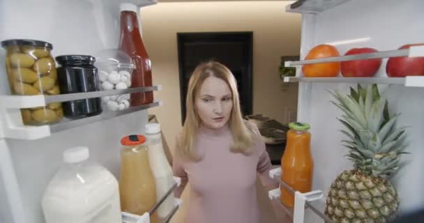 Una Mujer Mediana Edad Saca Recipiente Comida Del Refrigerador Vista — Vídeo de stock