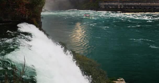 Der Wasserfluss Der Niagarafälle Weit Weg Vom Boot Mit Touristen — Stockvideo