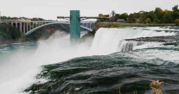 Amerikai Oldalon Niagara Vízesés Távolban Látható Épületek Kilátó Fedélzet Szórakoztató — Stock videók