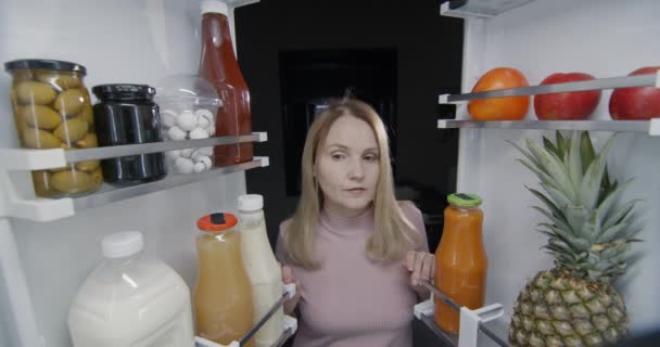 Una Mujer Mira Dentro Refrigerador Grande Bebe Leche Vaso Snack — Vídeos de Stock