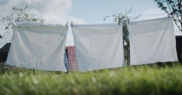 Bed Linen Dries Blue Sky Green Grass Backyard House — Vídeos de Stock