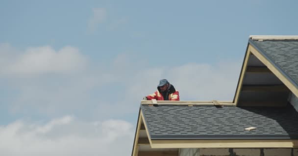 Der Bauarbeiter Arbeitet Dach Des Hauses Und Verlegt Schindeln — Stockvideo