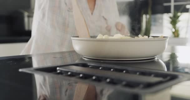 Жінка Смажить Картоплю Індукційній Електричній Плиті Вбудованим Екстрактором — стокове відео