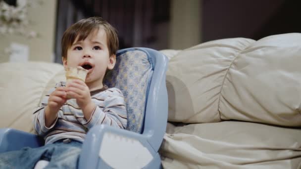 2歳のアジアの赤ちゃんはアイスクリームを食べます 給餌のためのチャイルドシートに座っています — ストック動画