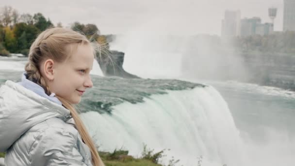 Дитина Захоплюється Захопливою Панорамою Ніагарського Водоспаду — стокове відео