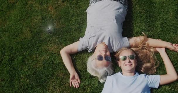 Grandmother Granddaughter Lie Grass Jets Water Laugh Escape Heat — Videoclip de stoc