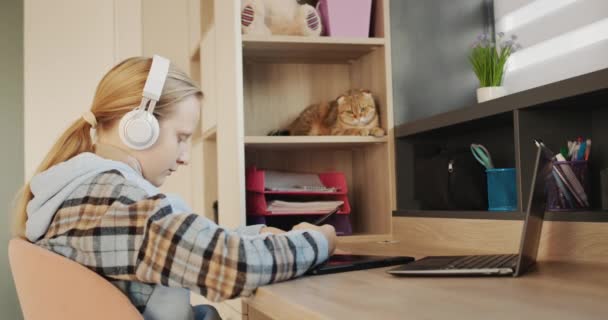 Girl Headphones Draws Graphics Tablet Her Room Background Her Cat — ストック動画