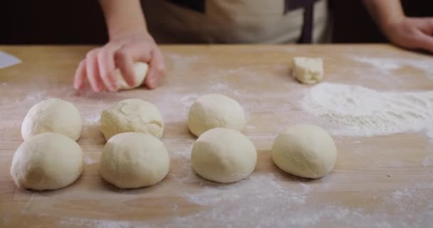 Piekarz Rozprowadza Ciasto Bułeczki Desce Praca Piekarni — Wideo stockowe