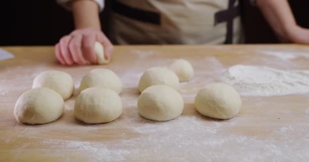 Tukang Roti Mengeluarkan Adonan Untuk Roti Papan Tulis Bekerja Toko — Stok Video