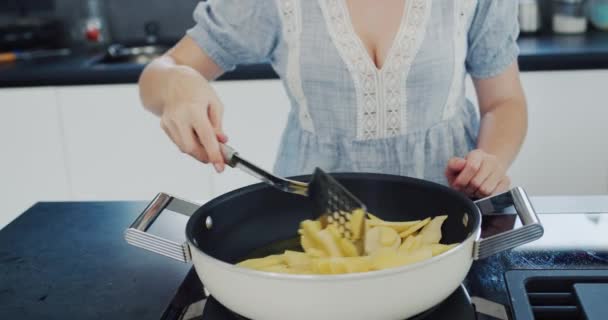 Attraktiv Ung Kvinna Steker Potatis Modern Elektrisk Spis Med Inbyggd — Stockvideo