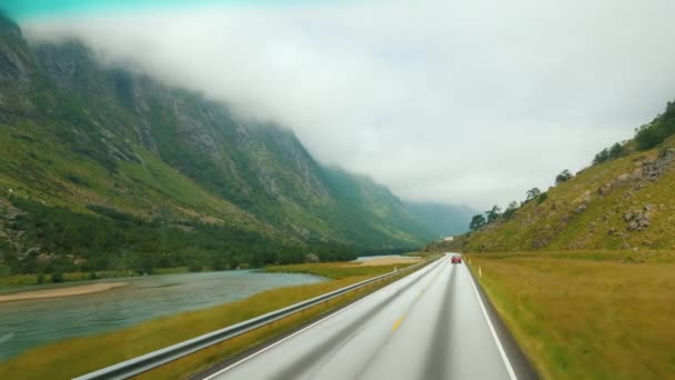 Jděte Malebné Silnici Mezi Horami Norska Zobrazení První Osoby — Stock video