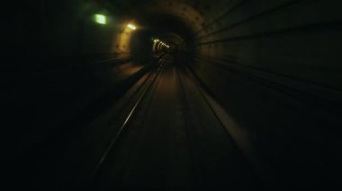 Binmek bir sürücü - olmadan bir metro arabada tünele ilk arabadan görüntülemek.