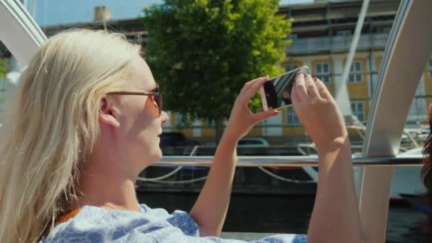 一个女人在 Copenhagens 城市线的背景下拍摄自己的照片 在观光船上航行 — 图库视频影像