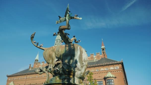 泉牛は涙 コペンハーゲン中心部の市庁舎付近のドラゴンです ビデオ — ストック動画