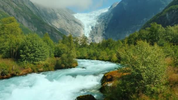 山の川と Brixdal 氷河が背景にあります ノルウェーの信じられないほどの風景 — ストック動画