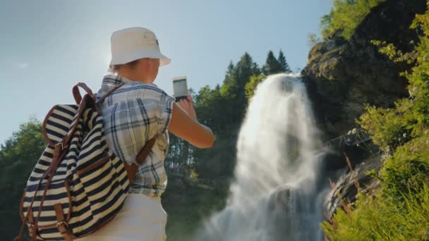 Viajante Tira Fotos Majestoso Steinsdalsfossen Uma Cachoeira Oeste Noruega Vídeo — Vídeo de Stock