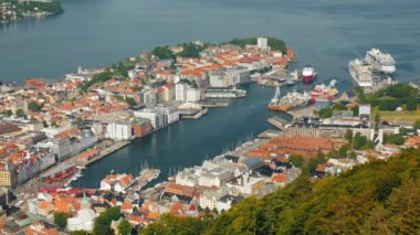 Bergen şehrinin yukarısından ve deniz hatlarıyla limanı seyret..