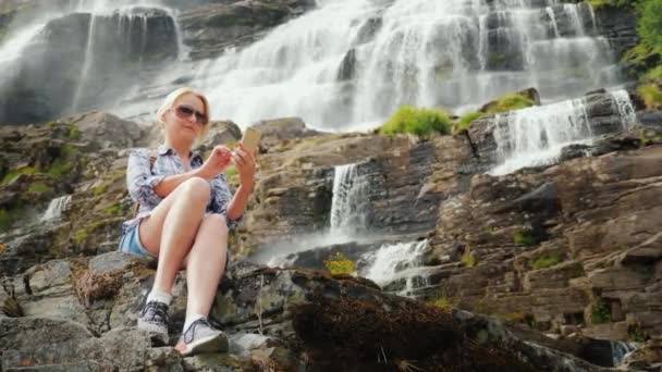 Туристи Фотографують Найвищий Водоспад Норвегії Згідно Легендою Вода Цього Водоспаду — стокове відео