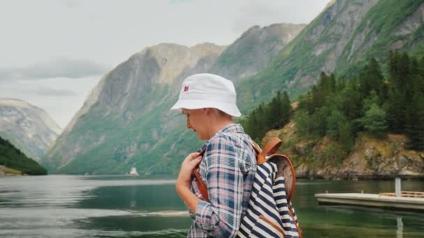 Žena Rbczak Kráčí Pozadí Krásné Krajiny Norsku Krásný Fjord Hory — Stock video