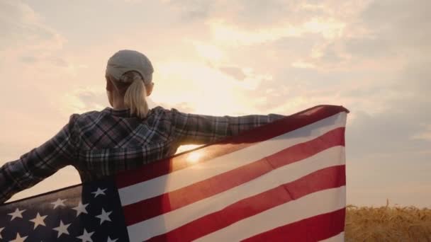 Man Med Amerikansk Flagga Sina Händer Står Ett Fält Moget — Stockvideo