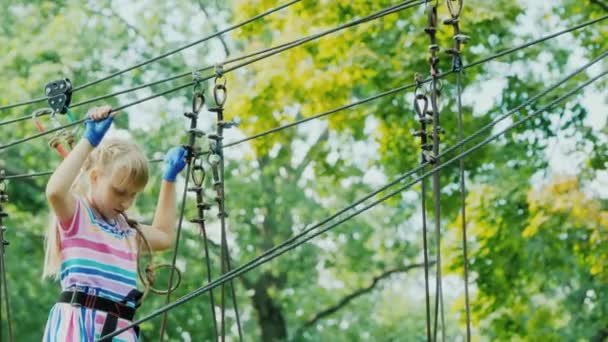Entretenimiento Campamento Verano Niño Aprende Usar Cables Seguros Sube Alto — Vídeo de stock