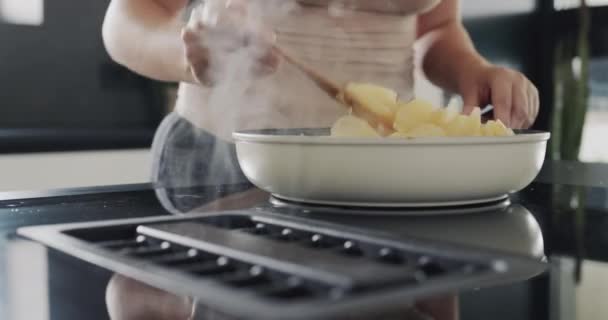 Μια Γυναίκα Ρούχα Στο Σπίτι Τηγανίζει Πατάτες Στην Κουζίνα Της — Αρχείο Βίντεο
