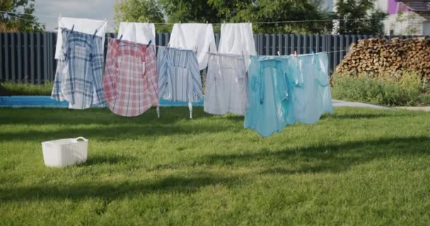 Kolorowe Ubrania Suszenie Ogródku Domu — Wideo stockowe