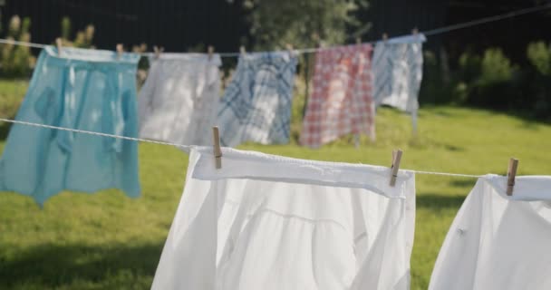 Wet Clothes Drying Backyard House — Vídeo de stock