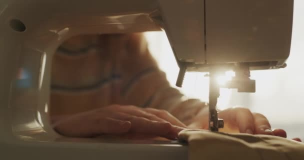 缝纫机的细部特写 针织面料 — 图库视频影像