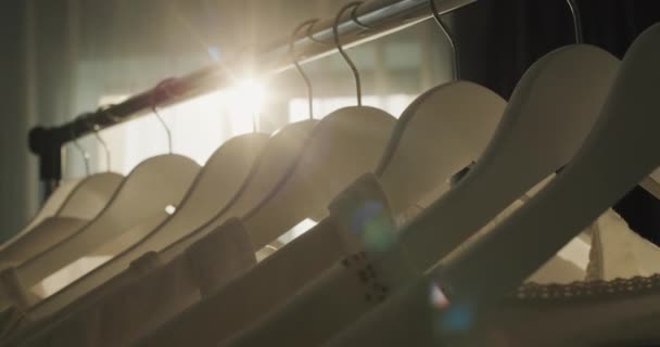 Support Avec Cintres Vêtements Blancs Dans Les Rayons Soleil Fenêtre — Video