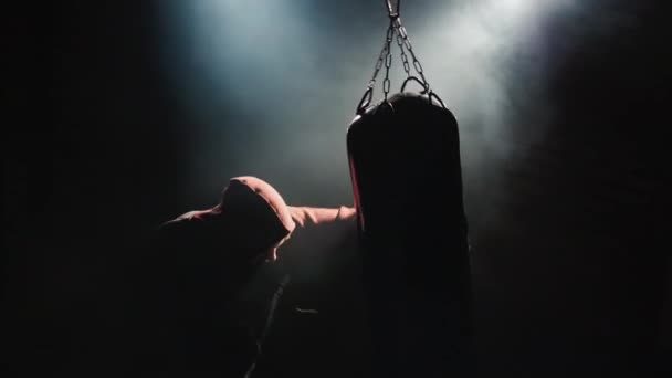 拳击手的轮廓 体操馆的三位一体 击中了一个拳击梨子 — 图库视频影像