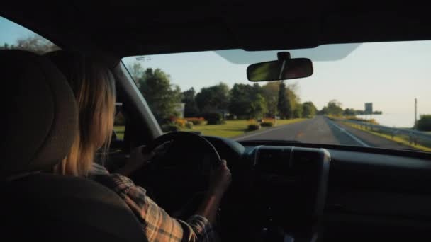 Mulher Meia Idade Atraente Dirigindo Carro Nos Subúrbios Americanos — Vídeo de Stock