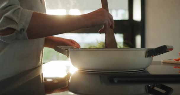 女人在煎锅里煎蔬菜 — 图库视频影像
