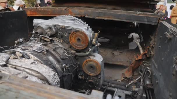 Motor Zničeného Ruského Tanku Výstava Zničeného Ruského Vojenského Vybavení — Stock video
