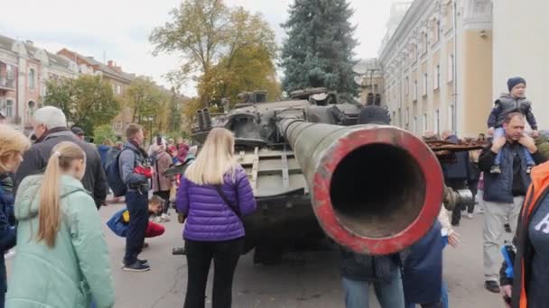 Zničená Obrněná Vozidla Ruských Vetřelců Výstavě — Stock video