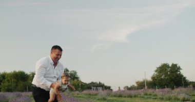 Küçük kızını kusan mutlu bir babanın silüeti..