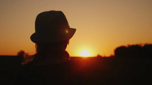 Uma Mulher Chapéu Está Ansiosa Pelo Pôr Sol Esperança Conceito — Fotografia de Stock