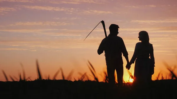 Maanviljelijäperhe Nauttimassa Auringonlaskusta Kentällä Miehellä Viikate Hänen Vieressään Hänen Vaimonsa — kuvapankkivalokuva