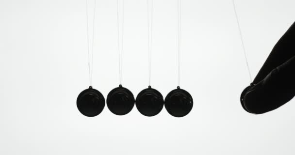 Силует Ньютона Болса Серія Металевих Кульок Демонструють Закон Енергозбереження Відео — стокове відео