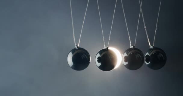 Newtons Pendulum Demonstrerer Loven Transmission Bevarelse Energi Video – Stock-video