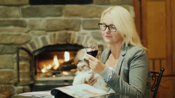 Μια Γυναίκα Δοκιμάζει Κρασί Κάθεται Ένα Εστιατόριο Κοντά Στο Τζάκι — Αρχείο Βίντεο