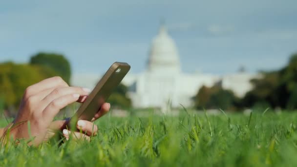 Una Mujer Yace Césped Fondo Del Capitolio Washington Utiliza Smartphone — Vídeos de Stock